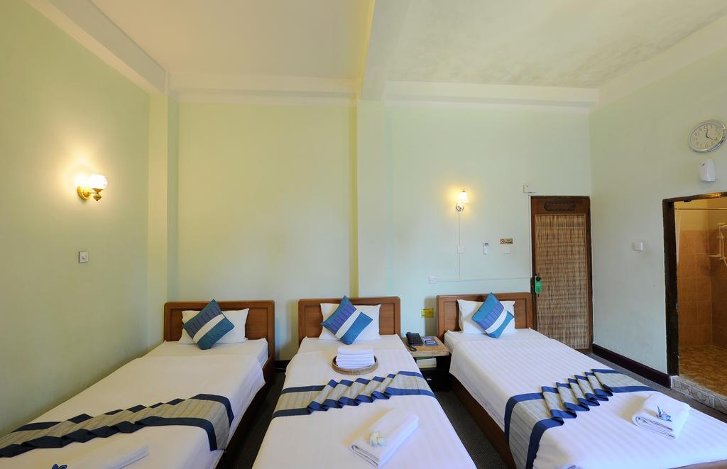 Cinderella Hotel Моламяйн Стая снимка