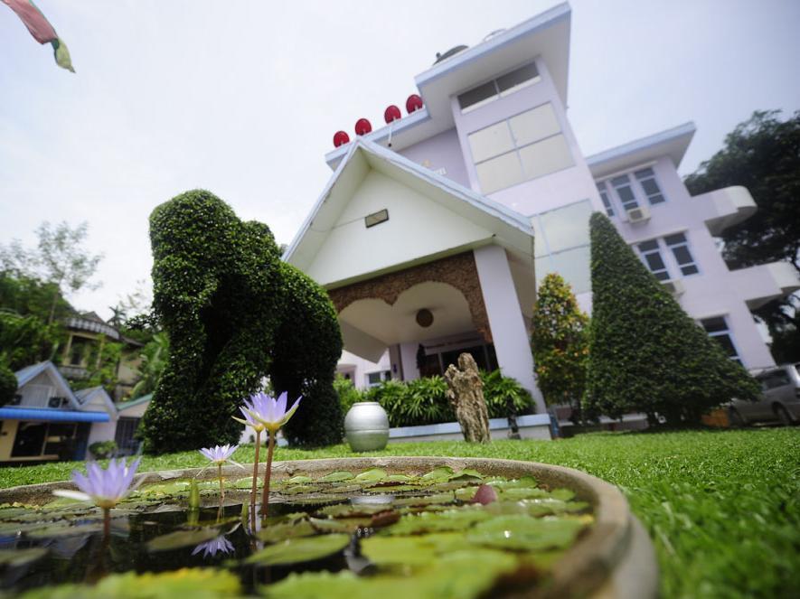 Cinderella Hotel Моламяйн Екстериор снимка