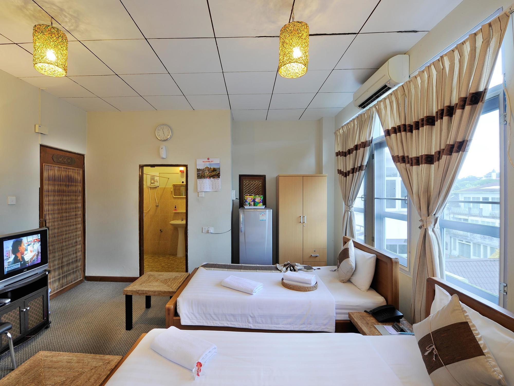 Cinderella Hotel Моламяйн Екстериор снимка