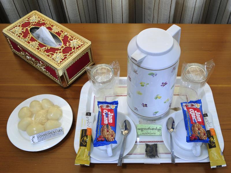 Cinderella Hotel Моламяйн Екстериор снимка