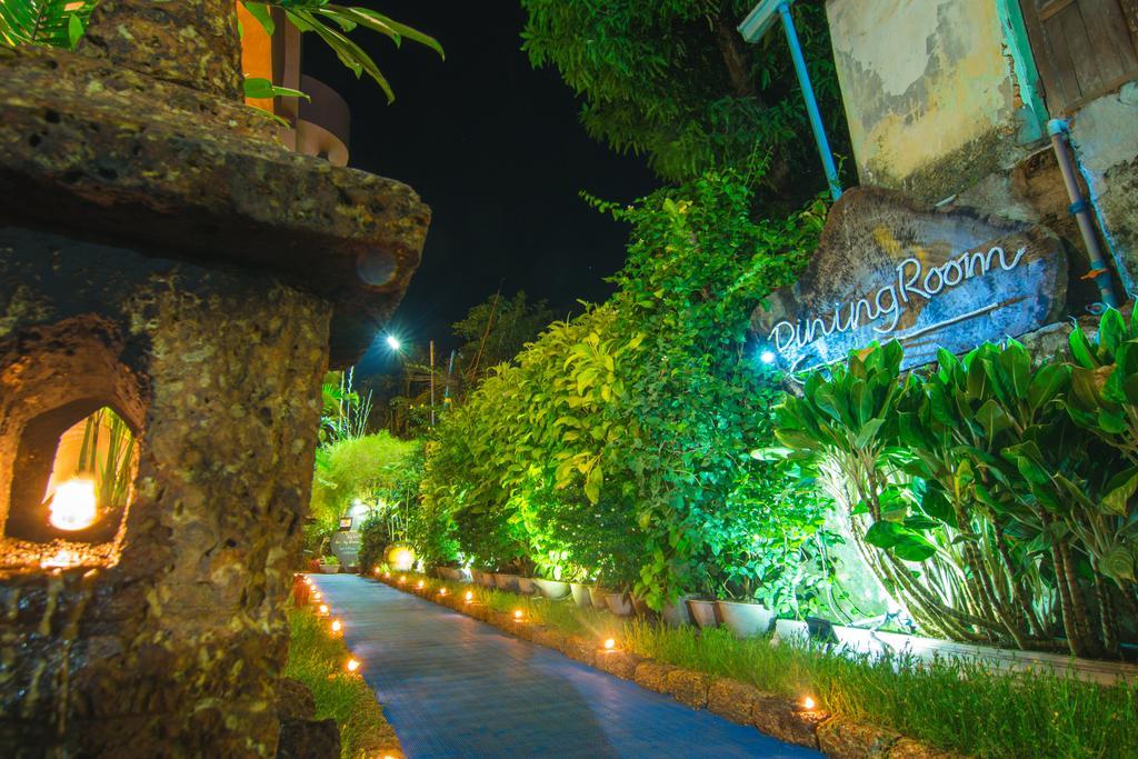 Cinderella Hotel Моламяйн Екстериор снимка