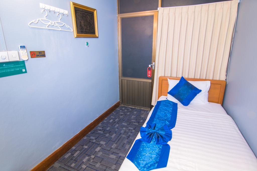 Cinderella Hotel Моламяйн Екстериор снимка
