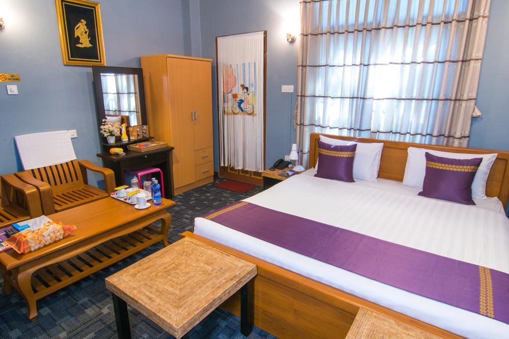 Cinderella Hotel Моламяйн Екстериор снимка