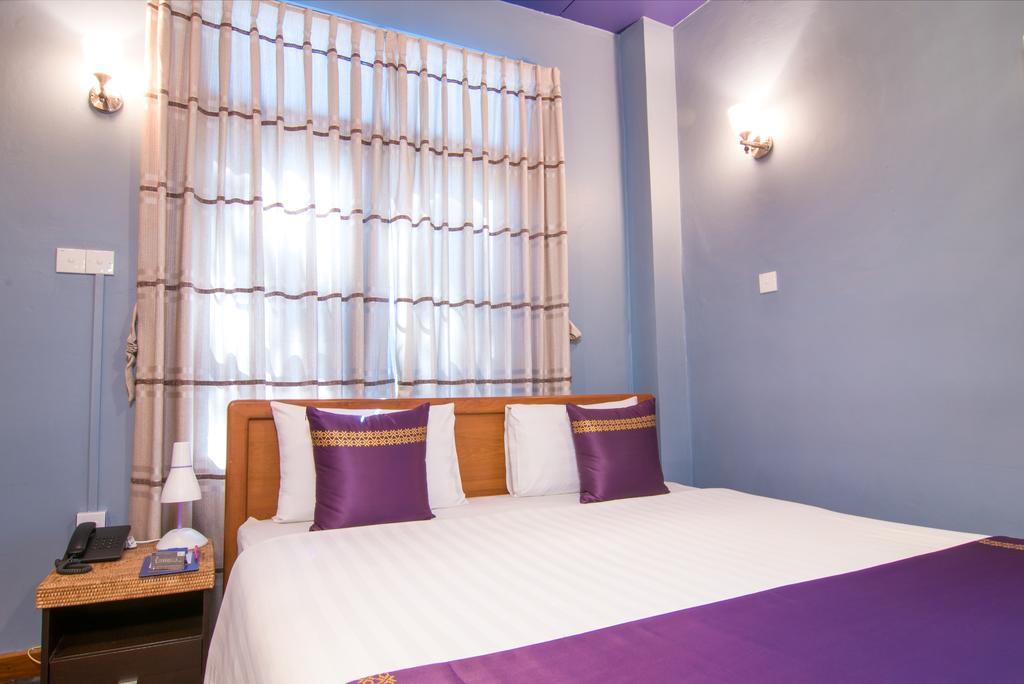 Cinderella Hotel Моламяйн Екстериор снимка