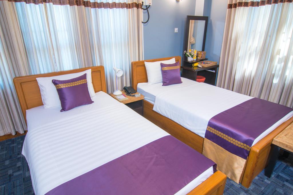 Cinderella Hotel Моламяйн Екстериор снимка