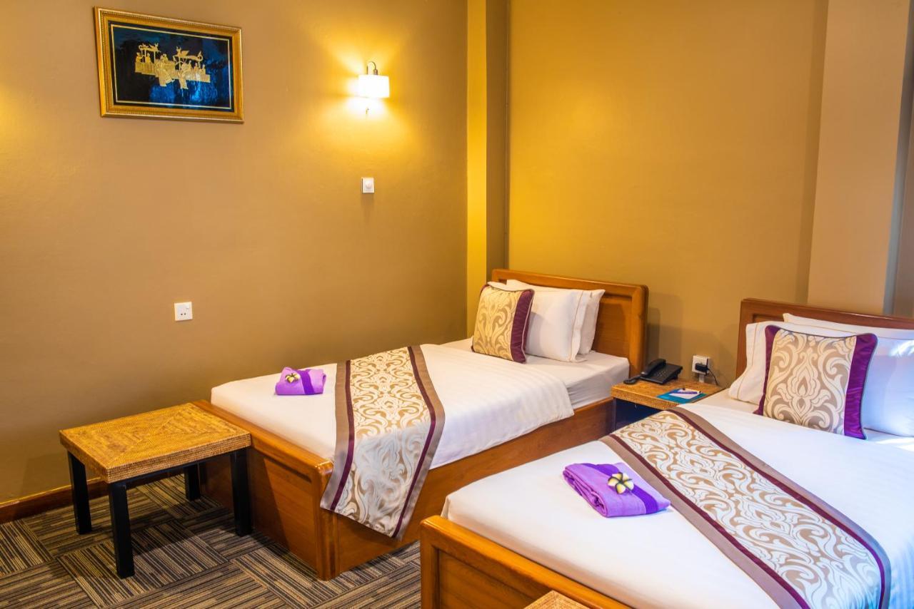 Cinderella Hotel Моламяйн Екстериор снимка