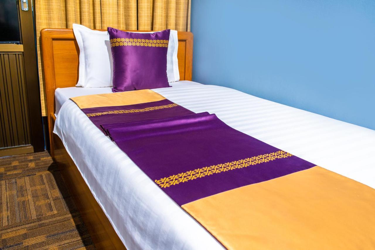 Cinderella Hotel Моламяйн Екстериор снимка