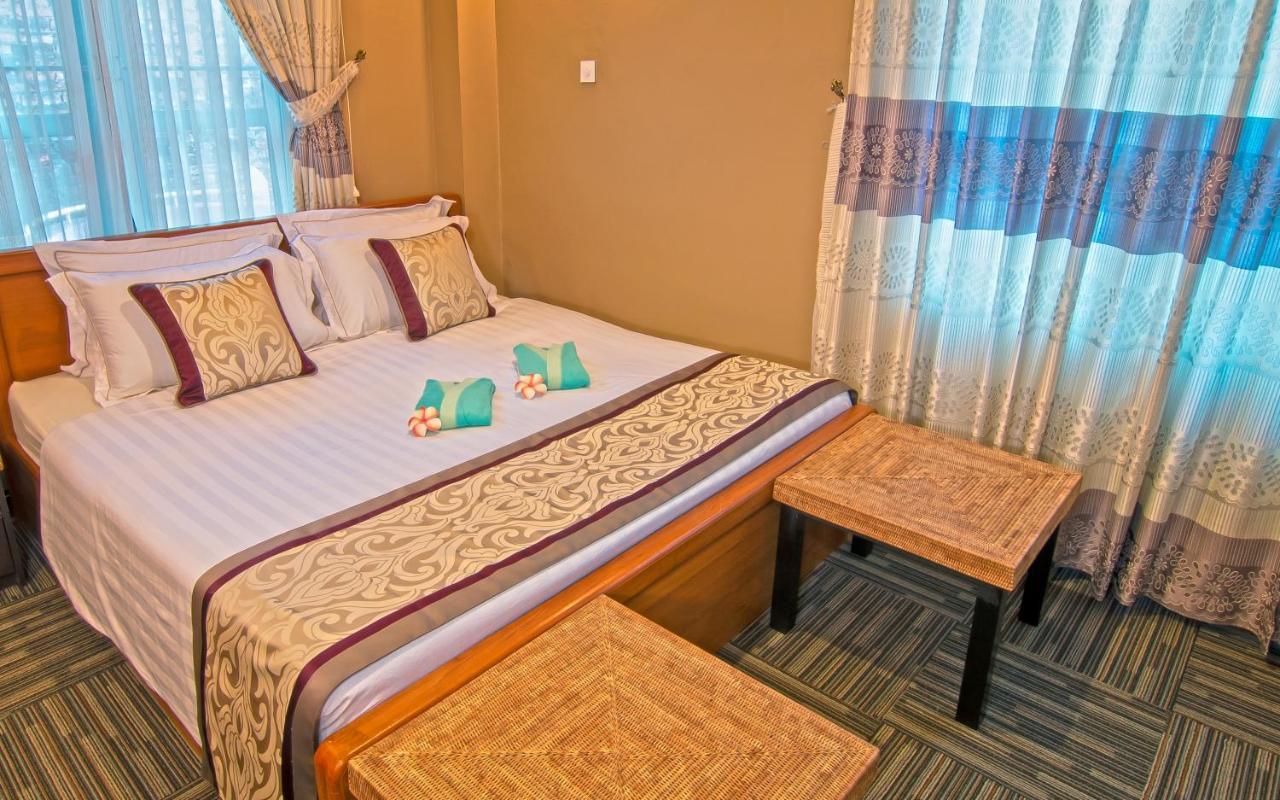 Cinderella Hotel Моламяйн Екстериор снимка