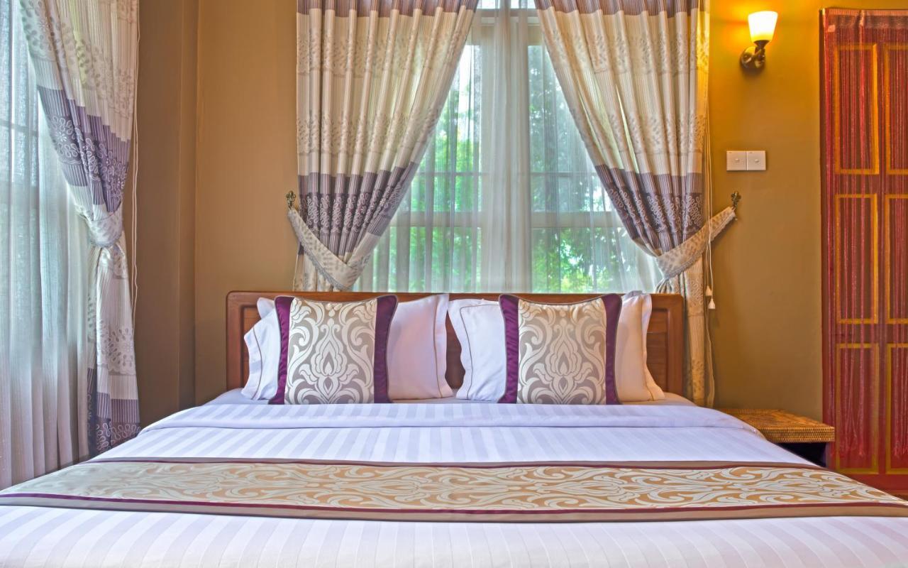 Cinderella Hotel Моламяйн Екстериор снимка